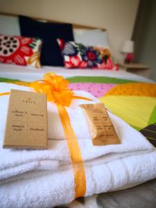 a pile of towels with tags on them on a bed at B&B Esmeralda in Arco