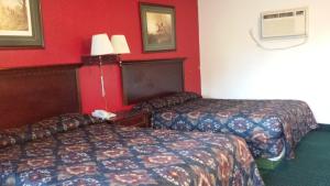 Postel nebo postele na pokoji v ubytování Hallmark Motel