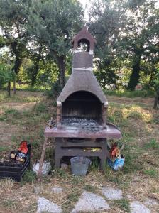 Un four extérieur est installé dans un champ dans l'établissement Relais de Beaumont, à Castelvetere sul Calore