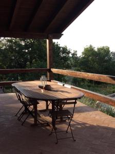 a wooden table sitting on top of a patio at Relais de Beaumont in Castelvetere sul Calore