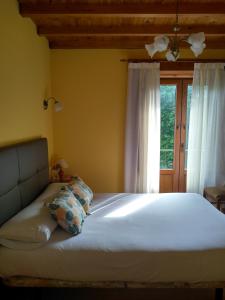 a bedroom with a large bed with a window at Casa de Aldea La Xunta in Cangas de Onís