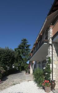 a building with flowers on the side of it at PARVA SED APTA MIHI in Fermo