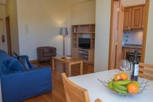 un soggiorno con tavolo e cesto di frutta di Apartments Madeira Santa Maria a Funchal