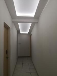 um corredor com um tecto com uma luz sobre ele em Apartments and Rooms Distecon em Guatemala