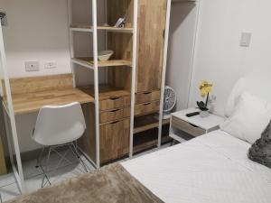 سرير أو أسرّة في غرفة في Apartments and Rooms Distecon