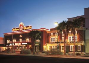 un bâtiment avec des palmiers en face de celui-ci dans l'établissement Arizona Charlie's Decatur, à Las Vegas