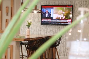 TV a/nebo společenská místnost v ubytování Arya Inn and Suites + 11 fotografií