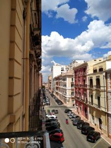 a view of a city street with parked cars at Le Suite del Teatro cucinino privato in Taranto