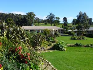 un jardín con una casa en el fondo en Port Arthur Villas en Port Arthur