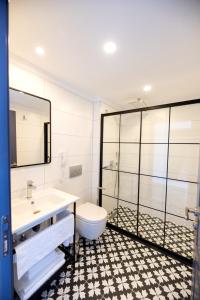 A bathroom at La Farine Rooms