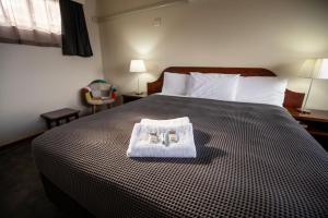 سرير أو أسرّة في غرفة في City View Motel