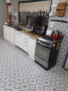 cocina con fogones y encimera en Hostal Boutique "Maryluz", en Coyhaique