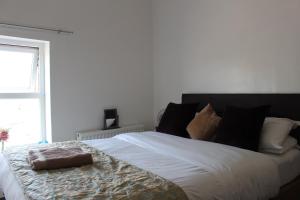 سرير أو أسرّة في غرفة في Park Lane Heights - Self Catering - Guesthouse Style - Family and Double Rooms