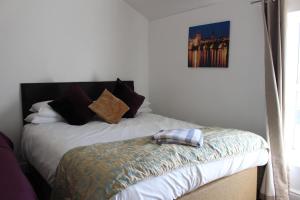 سرير أو أسرّة في غرفة في Park Lane Heights - Self Catering - Guesthouse Style - Family and Double Rooms