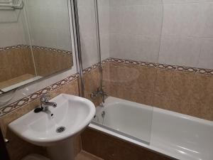 a bathroom with a sink and a shower and a tub at apartamento princesa Leticia in Sanlúcar de Barrameda