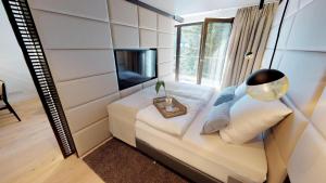 TV a/nebo společenská místnost v ubytování White Pearl Apartment 2.05