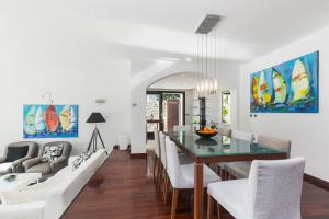 プナトにあるVilla Andreaのテーブルと椅子のあるダイニングルームとリビングルーム