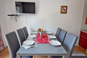 TV a/nebo společenská místnost v ubytování Apartment Evan
