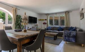 una sala de estar con una mesa y un sofá en Andrago, en Moraira