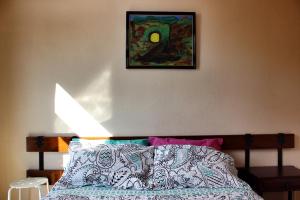 アロナにあるLas Piteras (2)のベッドルーム1室(壁に絵が描かれたベッド1台付)