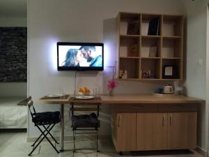 TV a/nebo společenská místnost v ubytování Šibenik Gorica Studio apartman 5XL