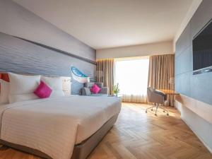 Postel nebo postele na pokoji v ubytování Novotel Vijayawada Varun