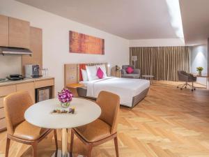 Postel nebo postele na pokoji v ubytování Novotel Vijayawada Varun