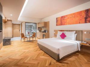 Postel nebo postele na pokoji v ubytování Novotel Vijayawada Varun