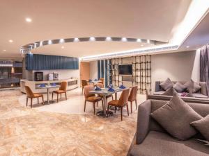 Posezení v ubytování Novotel Vijayawada Varun