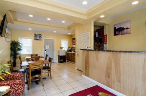 a restaurant with a bar and a dining room at Econo Lodge West Yarmouth - Cape Cod in West Yarmouth