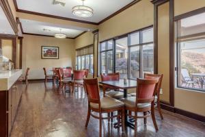 A restaurant or other place to eat at Comfort Suites Rolla