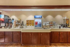 cocina con barra y dispensador de bebidas en Comfort Suites Rolla, en Rolla