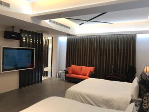 Habitación de hotel con 2 camas y TV de pantalla plana. en Kai-Hong Motel, en Longtan
