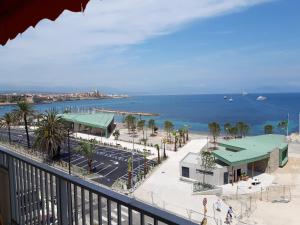 - Balcón con vistas al océano en Antibes: A nest perched on the sea! en Antibes