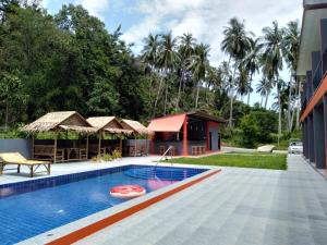 een zwembad van het resort met een paviljoen bij Samui Hills in Taling Ngam Beach