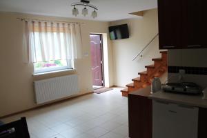 een keuken met een trap naar een raam bij Agroturystyka Rewita in Darłowo