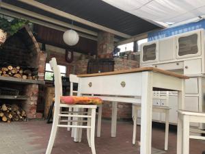 cocina con mesa y 2 sillas en Apartamenty i Pokoje Na Letniej, en Darłowo