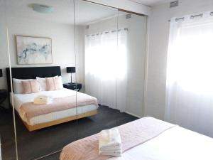 מיטה או מיטות בחדר ב-North Melbourne Retreat