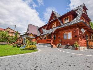 Casa de madera grande con entrada de piedra en Pokoje Gościnne „U Ani" en Ciche Małe