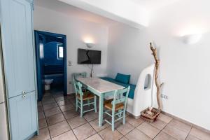 een woonkamer met een tafel en een bank bij Casa Bianca in Antiparos Stad