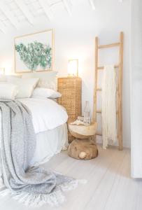 um quarto com uma cama e uma mesa de madeira em Elysian Luxury Eco Island Retreat em Long Island