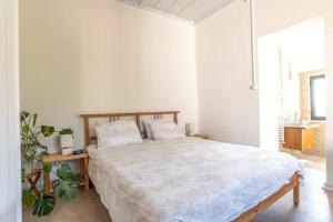 een witte slaapkamer met een bed en een raam bij Relaxscape in Tomar +52 foto's