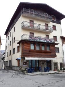 een gebouw met een bord aan de voorkant bij Albergo Ristorante Sciatori in Pievepelago