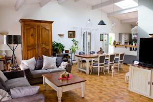 sala de estar con sofá y mesa en Suite familiale de charme en Provence en Mirabeau