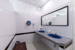 Baño con 2 lavabos y espejo en Napa Hostel Samrong Station, en Samutprakarn