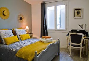 Katil atau katil-katil dalam bilik di La Mirabelle - suite familiale de charme en Provence +18 gambar