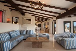 a living room with blue couches and a table at SundanceMallorca in Port de Pollensa