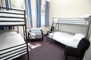 Våningssäng eller våningssängar i ett rum på Alnwick Youth Hostel