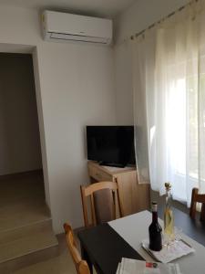 Televízia a/alebo spoločenská miestnosť v ubytovaní Apartments Tri Mora