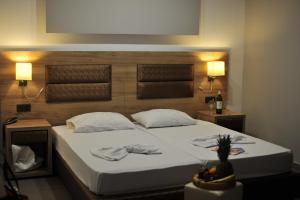 een slaapkamer met een bed met een ananas erop bij Porto Plazza Hotel in Chersonissos